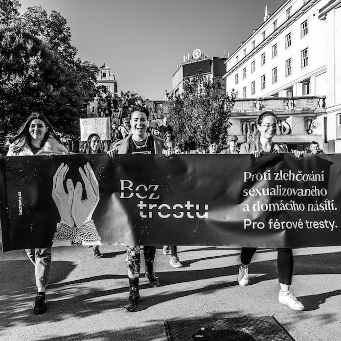 Heroin: „Není to jen ženské téma.“ Mladí lidé protestují. Fotoreportáž Jany Plavec z pochodu proti nízkým trestům pro násilníky